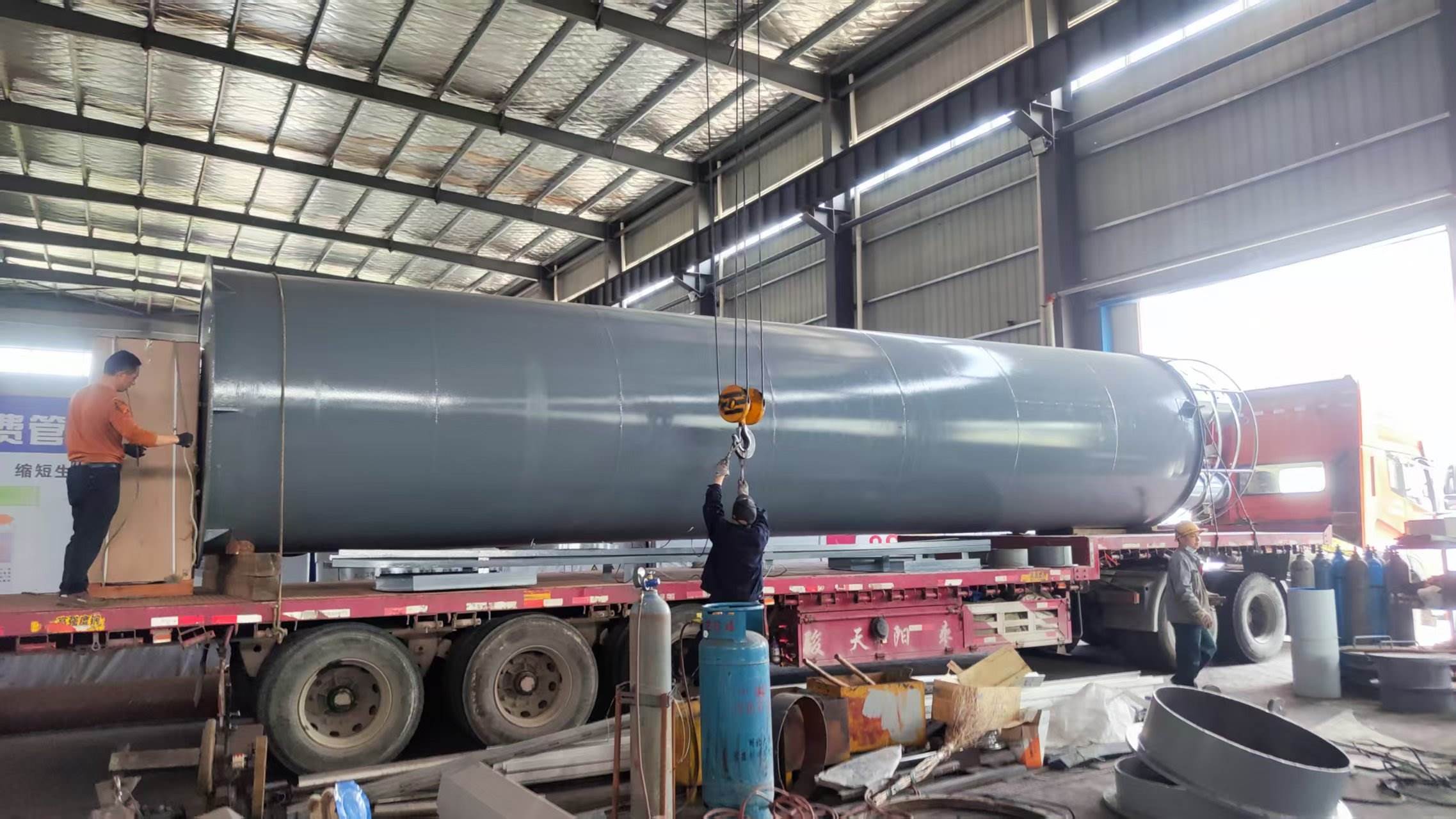 生物質(zhì)鍋爐除塵設(shè)備裝車中